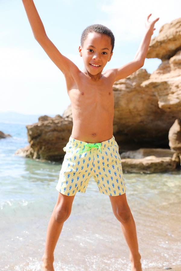 Photo d'un enfant à la plage portant le short de maillot de bain Jano Brai x Poolday