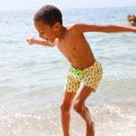 Photo d'un enfant à la plage portant le short de maillot de bain Jano Brai x Poolday