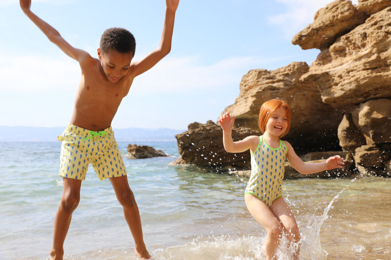 Photo de deux enfants à la plage portant le maillot de bain une pièce Albanita