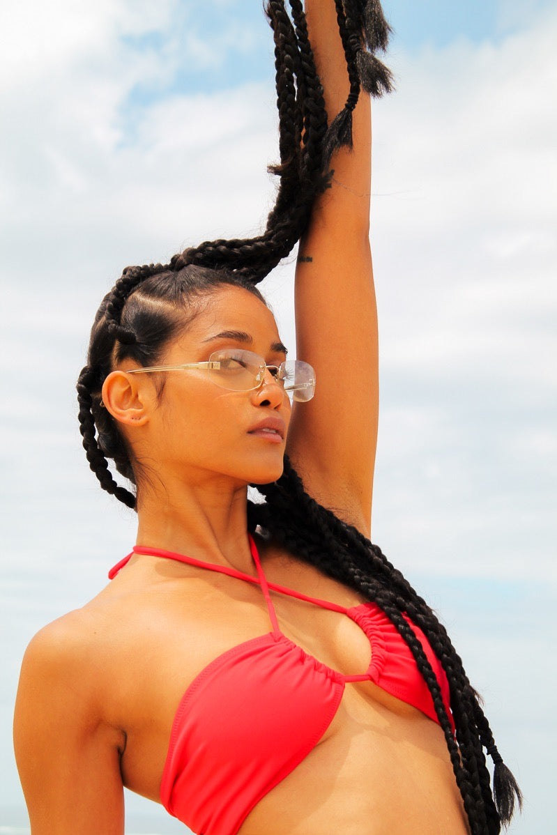 Photo d'une mannequin à la plage portant le haut de maillot de bain Batroun rouge