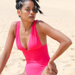 Photo de face d'une mannequin à la plage portant le maillot de bain une pièce Saltwhitstle rose saphire
