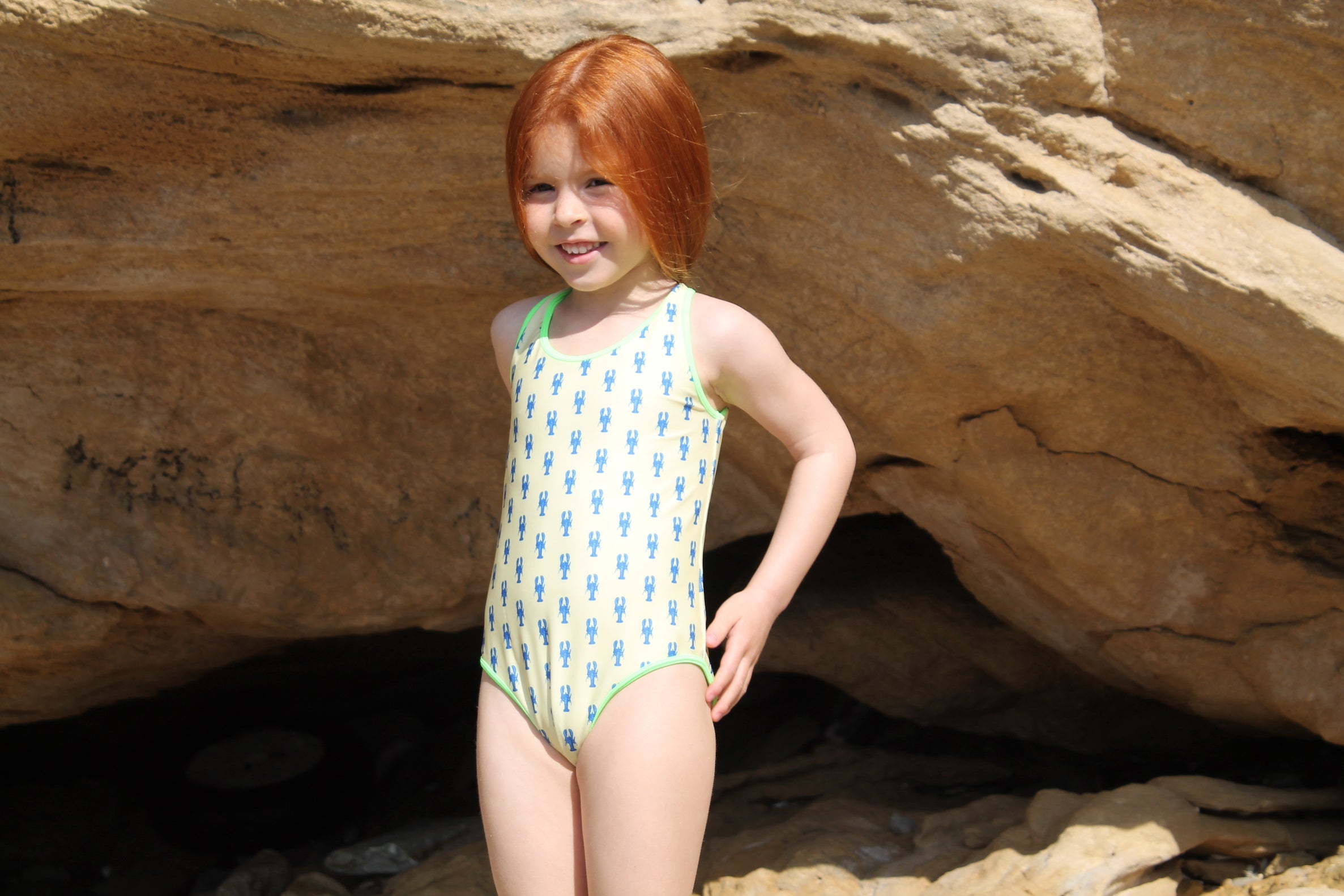 Photo d'une enfant à la plage portant le maillot de bain une pièce Albanita