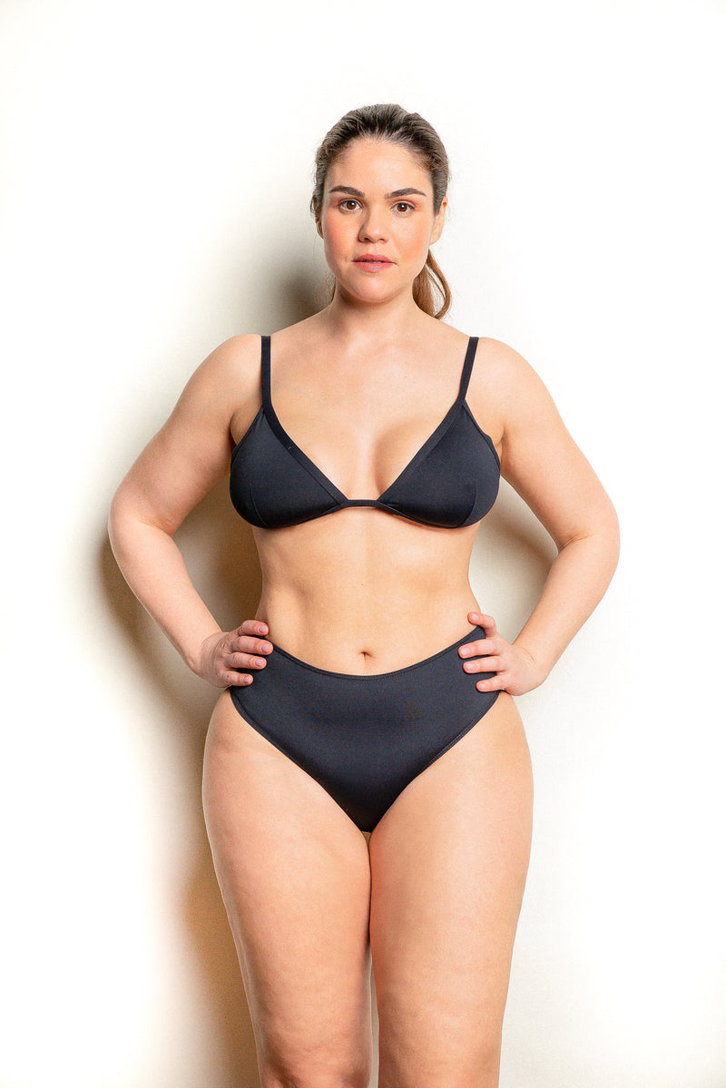 Photo d'une femme de face portant le haut de maillot de bain White Heaven noir