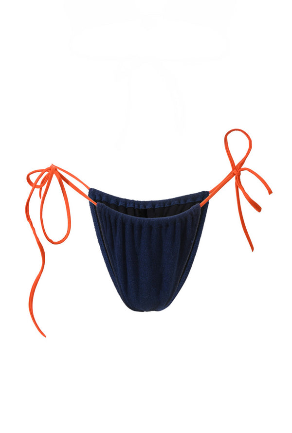 Photo détourée sur fond blanc du bas du maillot de bain Alaior en couleur bleu marine avec les ficelles oranges
