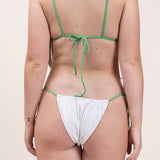 Photo de dos d'une femme portant le maillot Alaior blanc avec les bretelles vertes