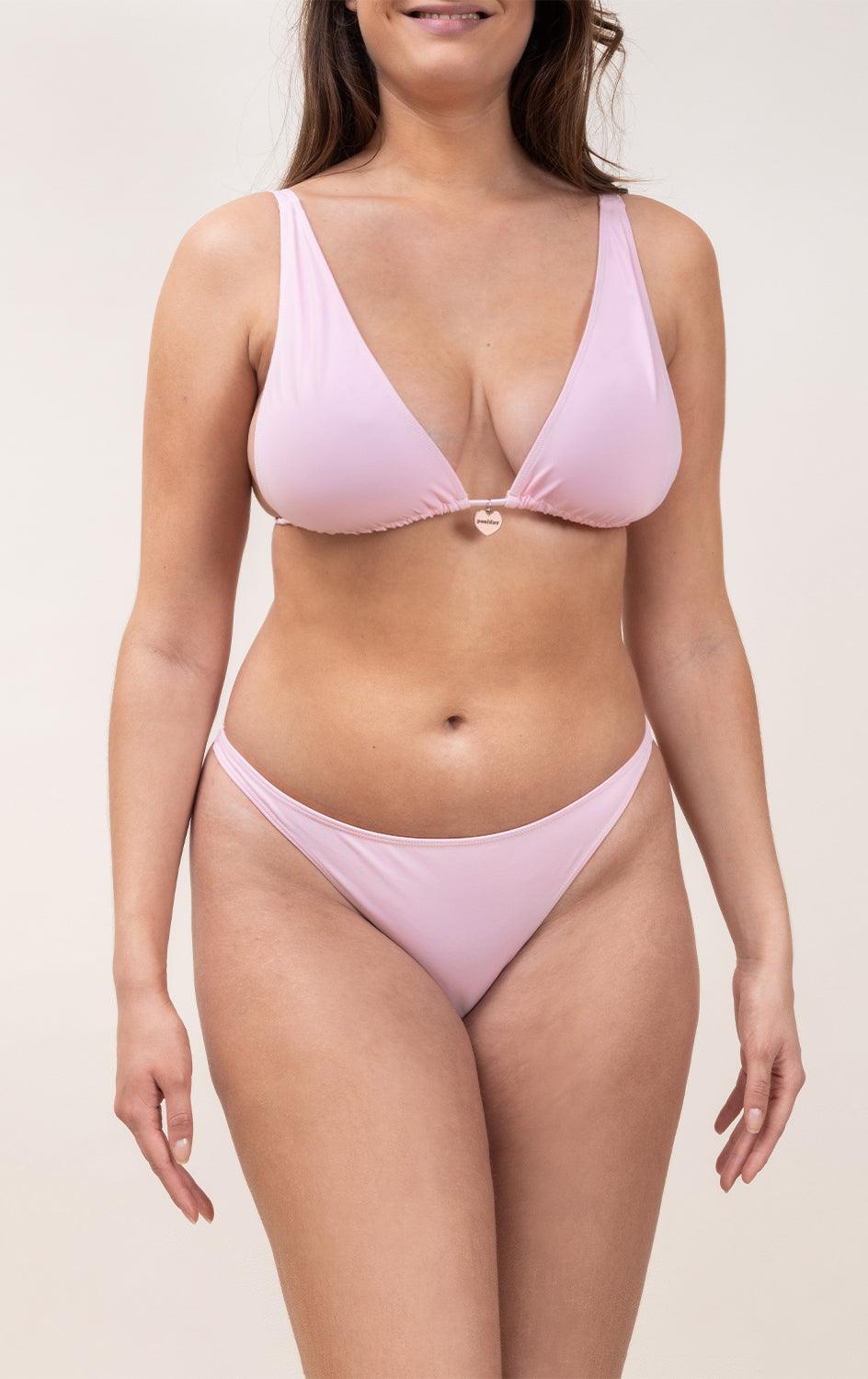 Photo de face d'une femme portant le haut de maillot de bain Bianca de couleur blush (rose clair)