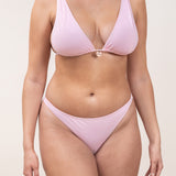 Photo de face d'une femme portant le haut de maillot de bain Bianca de couleur blush (rose clair)