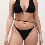 Photo de face d'une femme à forte poitrine portant le haut de maillot de bain Bianca en couleur noir et matière jacquard