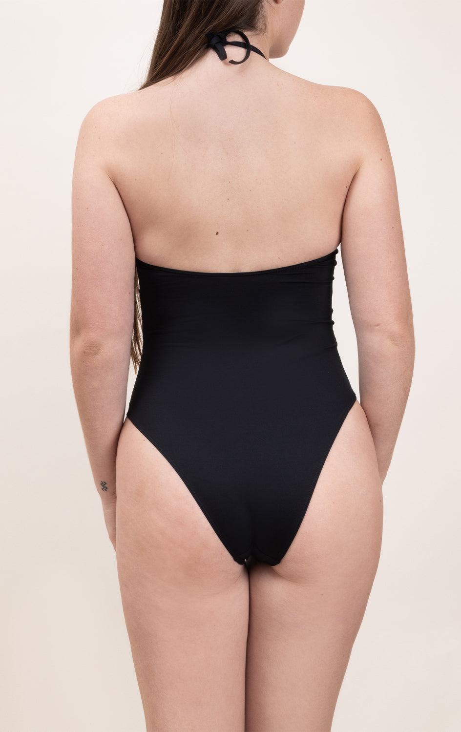 Photo d'une femme de dos portant le maillot de bain une pièce Boracay noir
