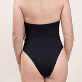 Photo d'une femme de dos portant le maillot de bain une pièce Boracay noir