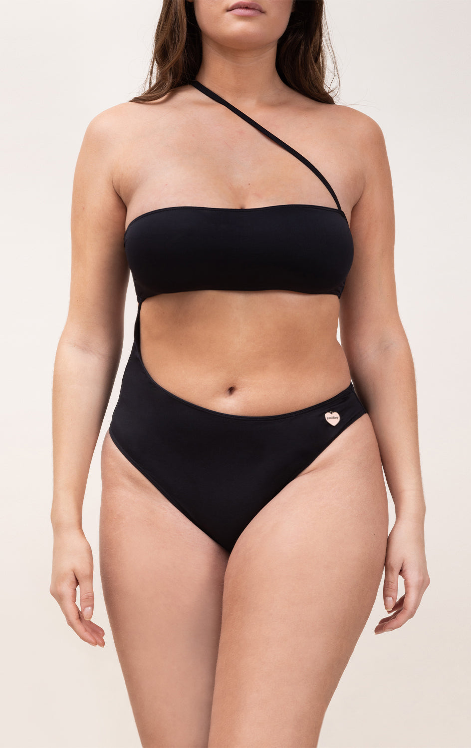 Photo d'une femme de face à forte poitrine portant le maillot de bain une pièce Capri noir
