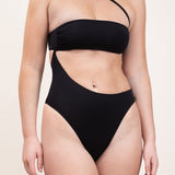 Photo d'une femme de face portant le maillot de bain une pièce Capri noir