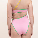 Photo d'une femme de dos portant le maillot de bain une pièce Capri rose blush