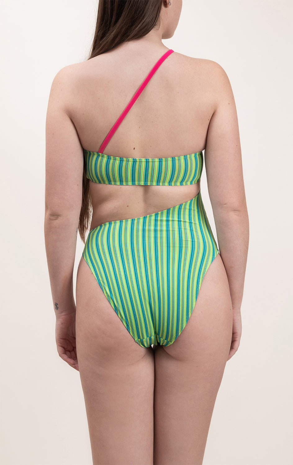 Photo d'une femme de dos portant le maillot de bain une pièce Capri vert rayé