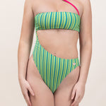 Photo d'une femme de face portant le maillot de bain une pièce Capri vert rayé