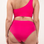 Photo de dos d'une femme portant le maillot de bain une pièce Cefalù rose saphire