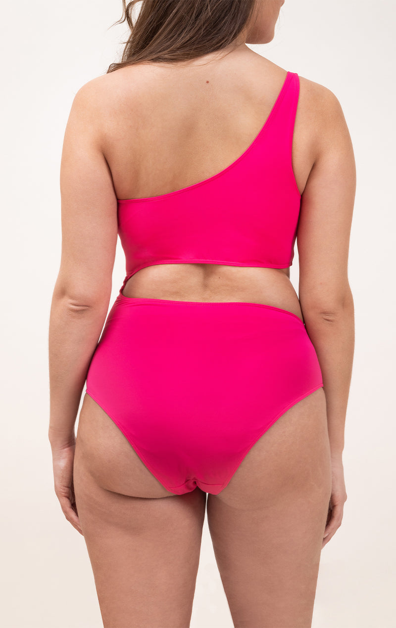 Photo de dos d'une femme portant le maillot de bain une pièce Cefalù rose saphire