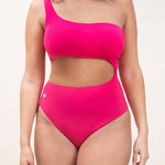 Photo de face d'une femme portant le maillot de bain une pièce Cefalù rose saphire