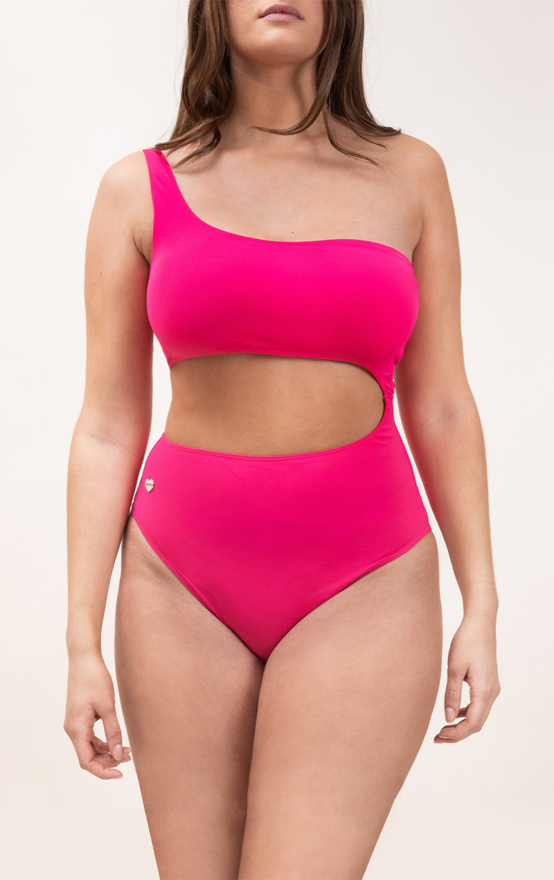 Photo de face d'une femme portant le maillot de bain une pièce Cefalù rose saphire