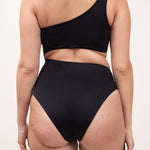 Photo de dos d'une femme portant le maillot de bain une pièce Cefalù noir