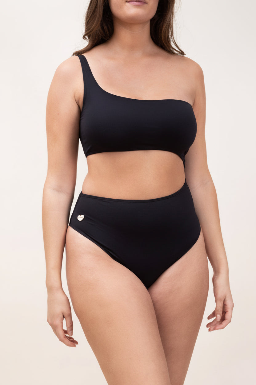 Photo de face d'une femme portant le maillot de bain une pièce Cefalù noir