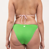 Photo de dos d'une femme portant le maillot de bain une pièce Donatella en couleur rose blush et vert matcha