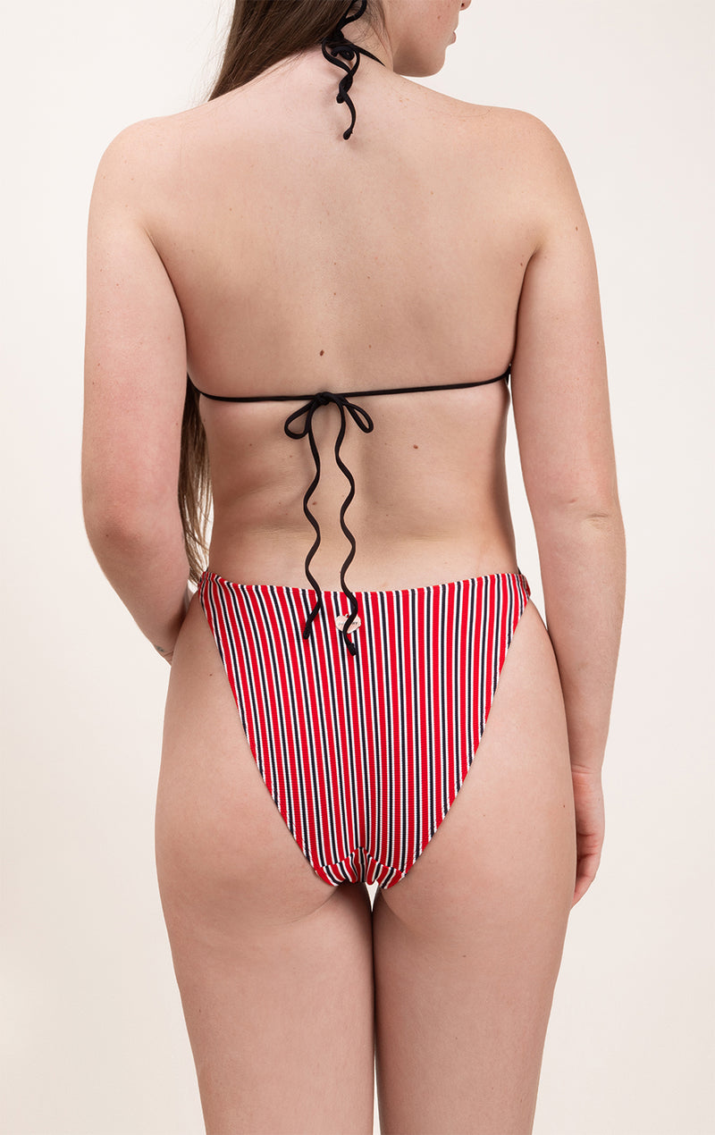 Photo de dos d'une femme portant le maillot de bain une pièce Donatella en couleur rouge rayé