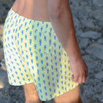 Photo de dos d'un homme à la plage portant le short de maillot de bain Big Jano Brai x Poolday