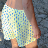 Photo de dos d'un homme à la plage portant le short de maillot de bain Big Jano Brai x Poolday