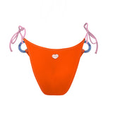 Photo détourée sur fond blanc du bas de maillot de bain Lido orange tangerine et blush, avec des anneaux bleus sur les côtés, de dos