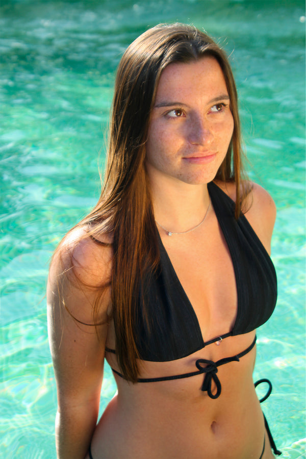 Photo d'une mannequin de face à la piscine portant le haut de maillot de bain Batroun marine jacquard