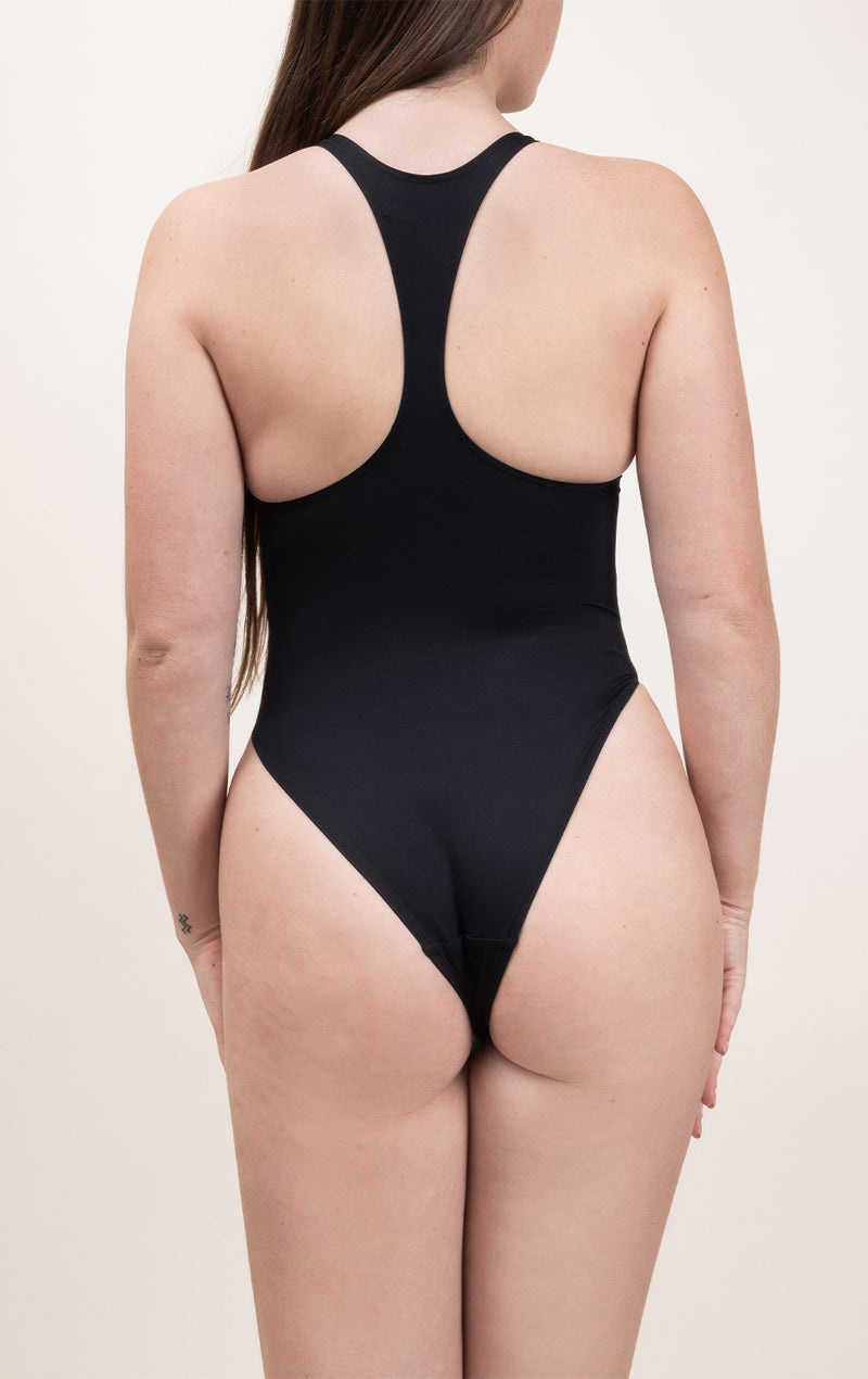 Photo de face d'une femme portant le maillot de bain une pièce Marmi noir