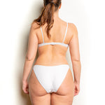 Photo de dos d'une femme portant le haut de maillot de bain Milazzo blanc jacquard