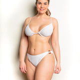 Photo de face d'une femme portant le haut de maillot de bain Milazzo blanc jacquard