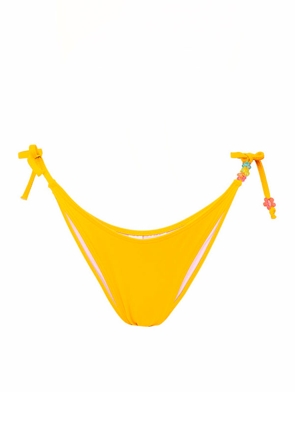 Photo détourée sur fond blanc du bas de maillot de bain Monterosso jaune, à ficelles sur les côtés avec des perles en forme de fleurs