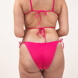 Photo de dos d'une femme portant le bas de maillot de bain Monterosso couleur Saphire