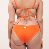 Photo de dos d'une femme portant le maillot de bain deux pièces Andreas de couleur orange
