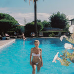 Photo d'une femme sortant d'une piscine, portant le maillot de bain Alaior blanc