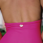 Photo d'une femme de dos portant le maillot de bain une pièce Positano rose saphire