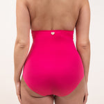 Photo d'une femme de dos portant le maillot de bain une pièce Positano rose saphire