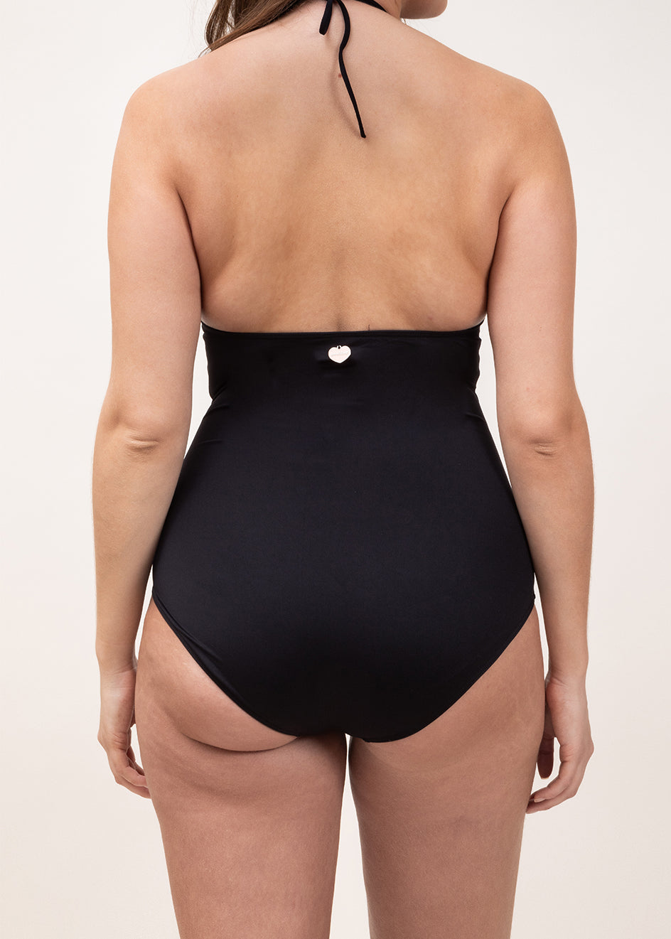 Photo d'une femme de dos portant le maillot de bain une pièce Positano noir