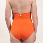 Photo de dos d'une femme  portant le maillot de bain une pièce Positano orange tangerine