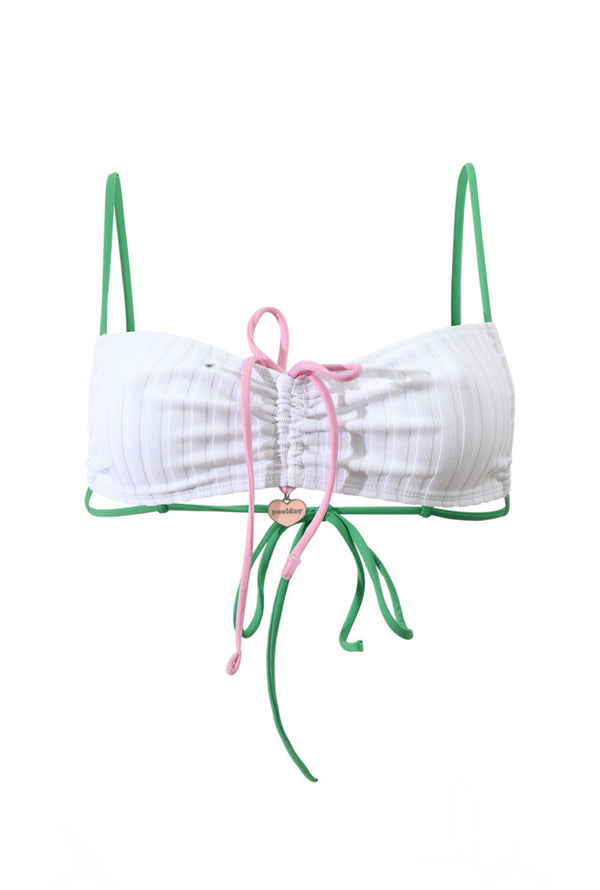 Photo détourée sur fond blanc du haut de maillot de bain Remini blanc à bretelles vertes et ficelle rose