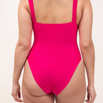 Photo de dos d'une femme portant le maillot de bain une pièce Saltwhitstle rose saphire