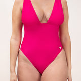 Photo de face d'une femme portant le maillot de bain une pièce Saltwhitstle rose saphire