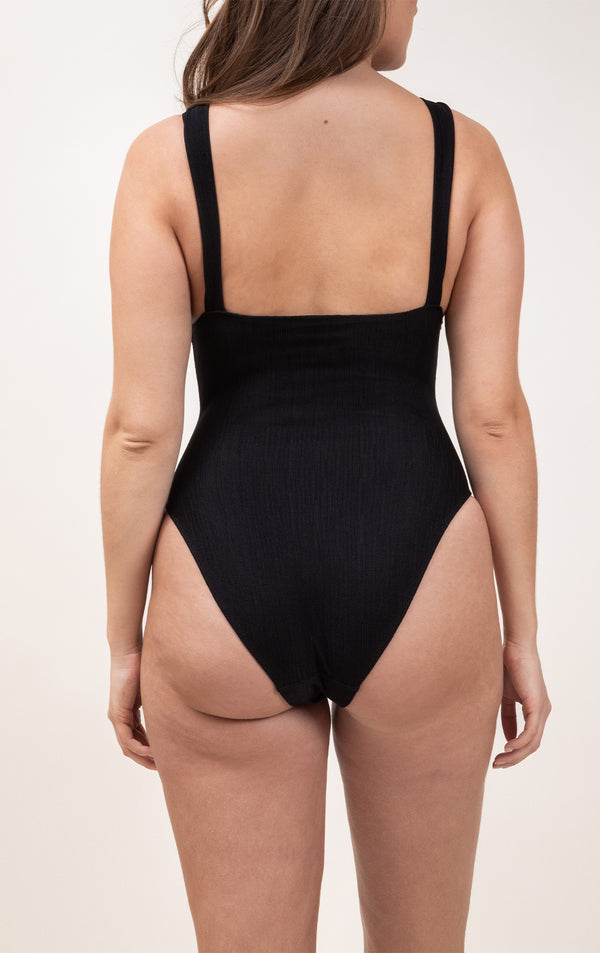 Photo de dos d'une femme portant le maillot de bain une pièce Saltwhitstle noir jacquard