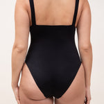 Photo de dos d'une femme portant le maillot de bain une pièce Saltwhitstle noir