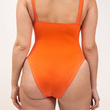 Photo de dos d'une femme portant le maillot de bain une pièce Saltwhitstle orange tangerine