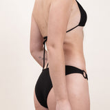 Photo d'une femme de dos portant le bas de maillot de bain Serena en noir jacquard