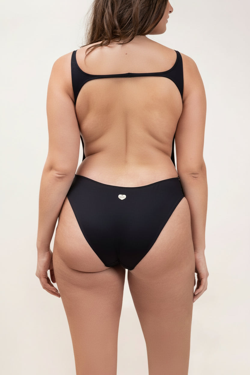 Photo de dos d'une femme portant le maillot de bain une pièce Sorrente en noir